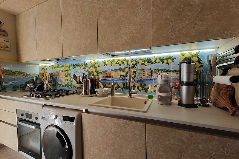 Küchenzeile mit Fliesenspiegel von lokaler Künstlerin