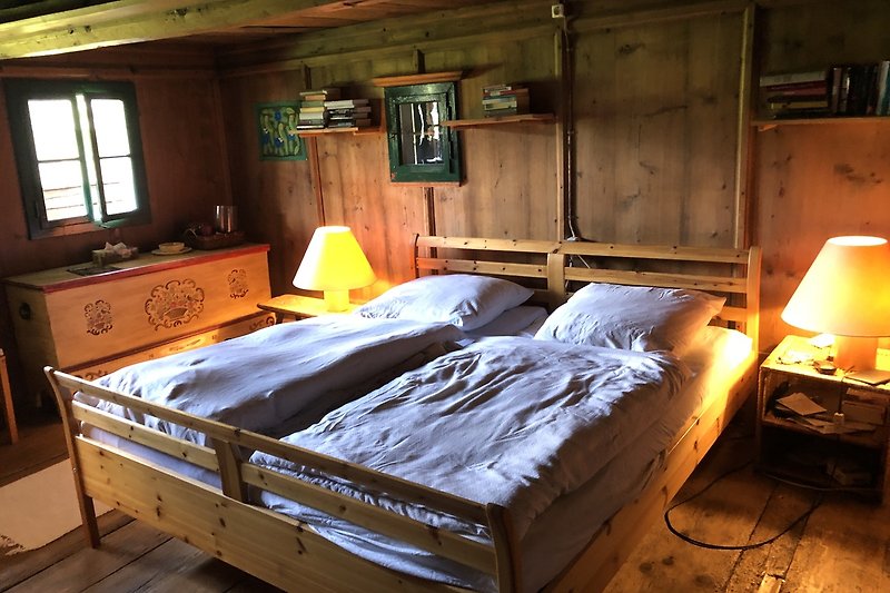 Komfortables Schlafzimmer mit Holzmöbeln und gemütlichem Bett.