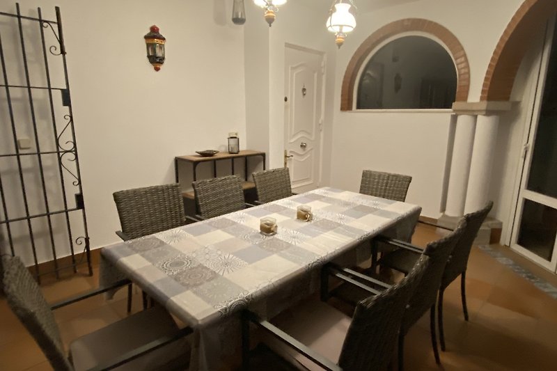 Schönes Haus mit hellem Raum, Holzboden und großen Fenstern.