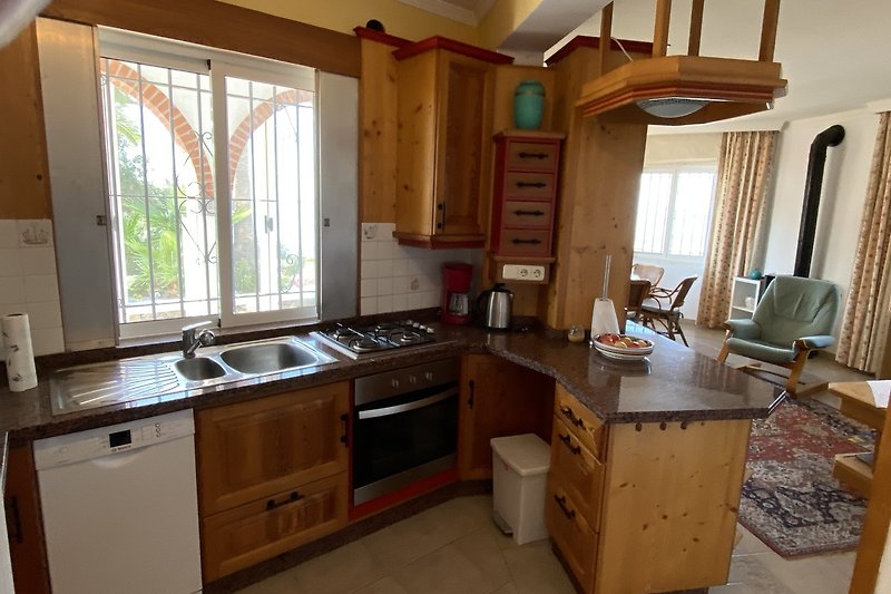 Schöne Küche mit Holzboden, großen Fenstern und stilvoller Einrichtung.