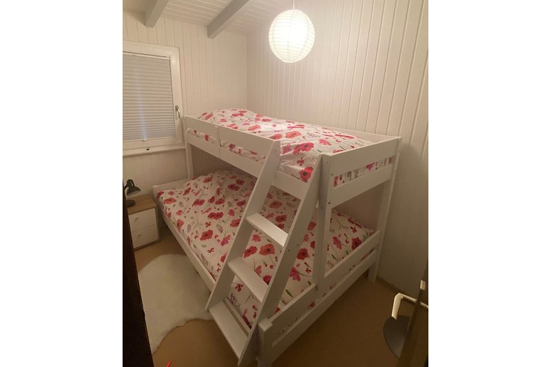 Das kleine Schlafzimmer: obere Liegefläche 90x200cm; untere Liegefläche 120x200cm