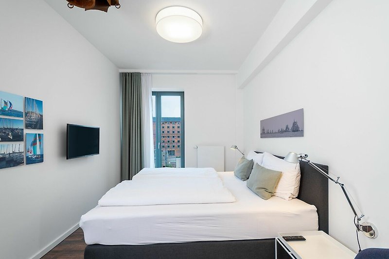 Schlafzimmer mit Doppelbett und Flatscreen TV - gbmv0-01 - Grossenbrode