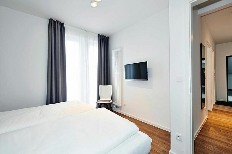Schlafzimmer mit Doppelbett und Flatscreen TV - gbmv0-01 - Grossenbrode