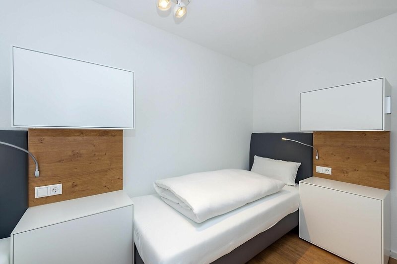 Schlafzimmer mit zwei Einzelbetten und Nachttisch