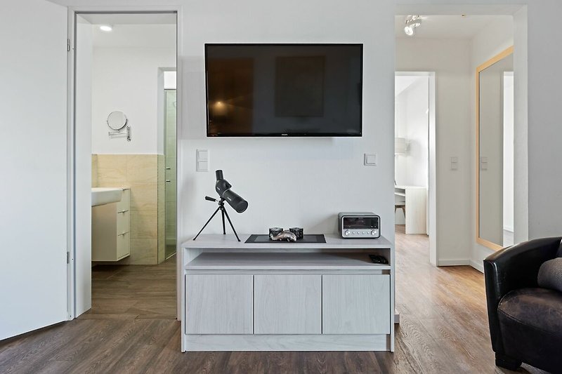 Wohn-Essbereich mit Flatscreen-TV