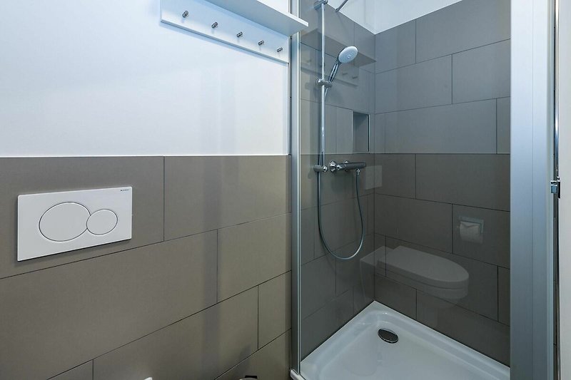 Badezimmer mit Dusche