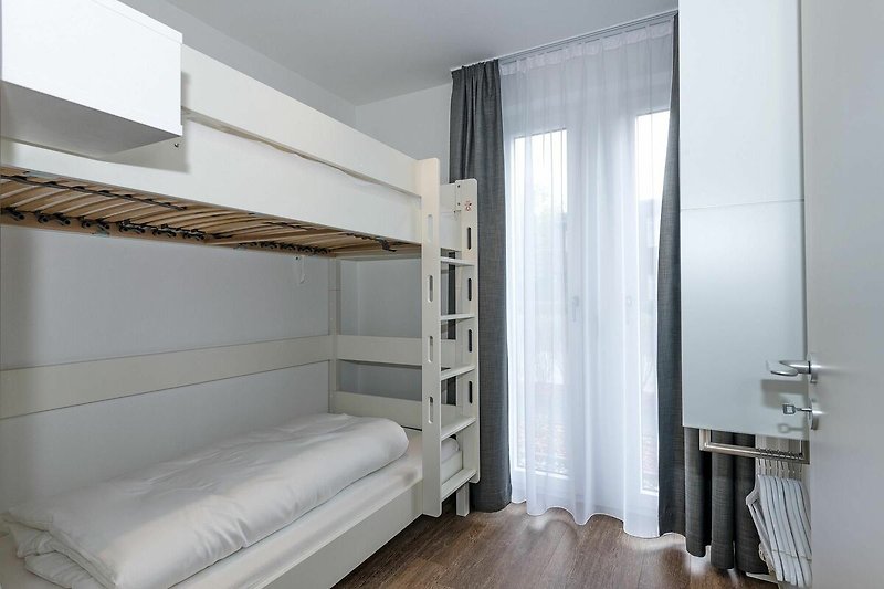 Schlafzimmer mit Etagenbett und Kleiderschrank