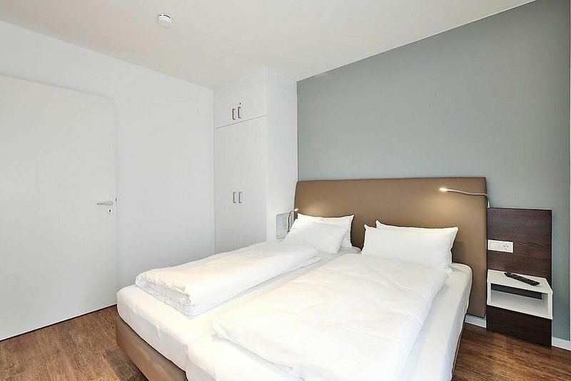 Schlafzimmer mit Doppelbett und Kleiderschrank