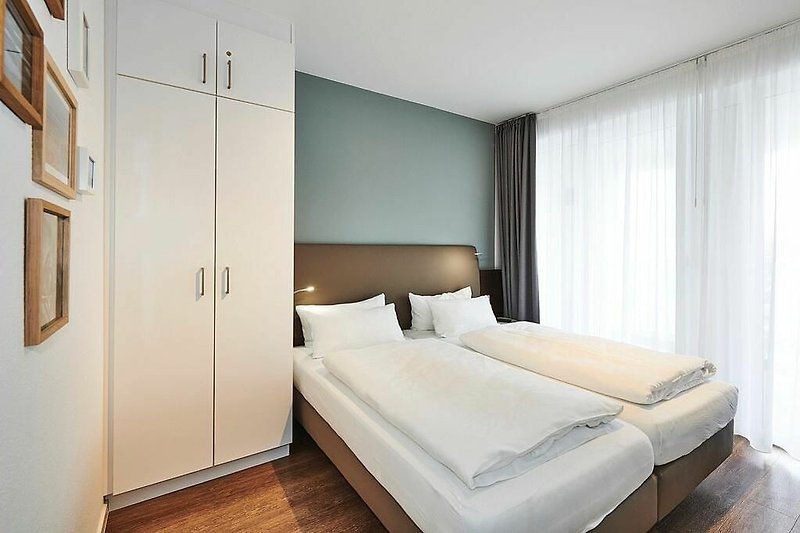 Schlafzimmer mit Doppelbett und Kleiderschrank