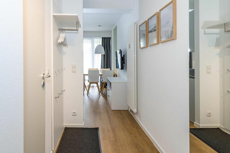 Flur mit Garderobe und Spiegel