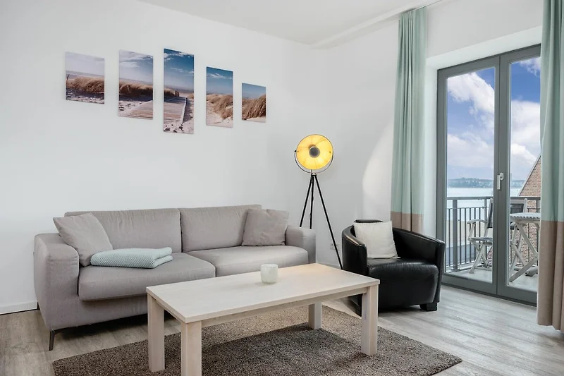 Wohnbereich mit Couch und Ausblick