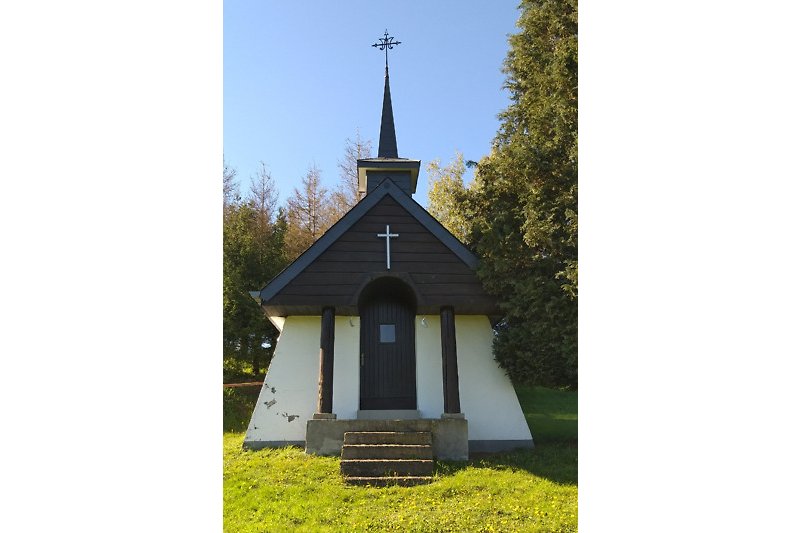 Historisches Kapelle in einem idyllischen Dorf.