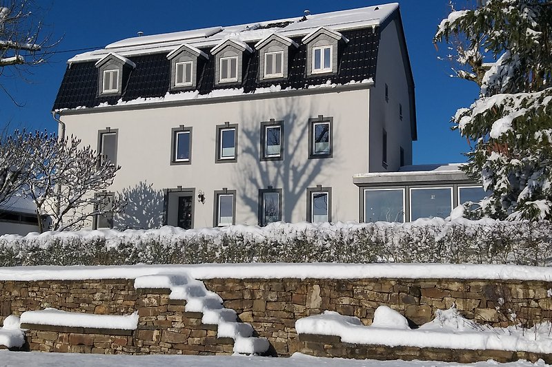 Haus Eifelstein im Winter