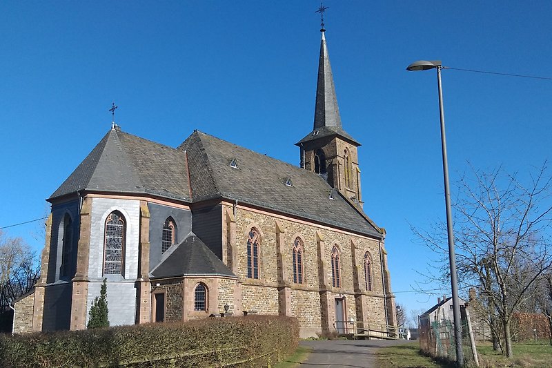 Winterspelt - Pfarrkirche St. Michael als neugotische dreischiffige Hallenkirche aus 1898