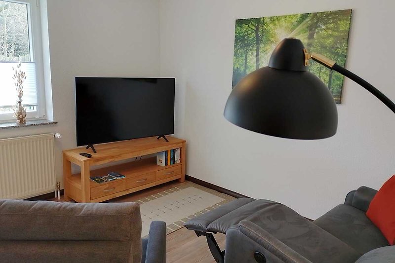 Gemütliches Wohnzimmer mit TV und 3 bequemen Liege-/ Sesseln zum Ausfahren und Chillen.
