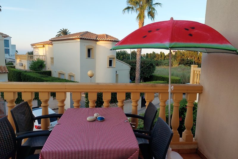 Heerlijk genieten op het balkon, omgeven door groen en een schaduwrijke plek. Geniet van de zomerse sfeer!