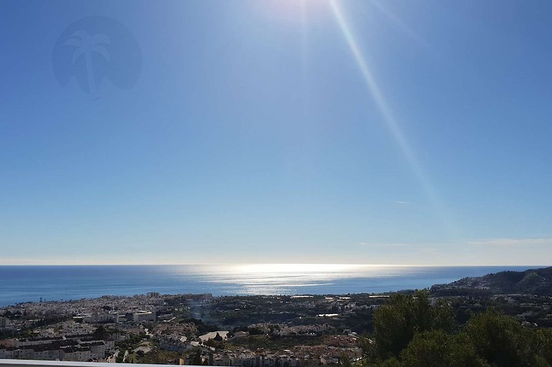 Süd-Panoramablick von der Westterrasse über das Mittelmeer und das Zentrum von Nerja. Süd, West und Nord von Terrasse...