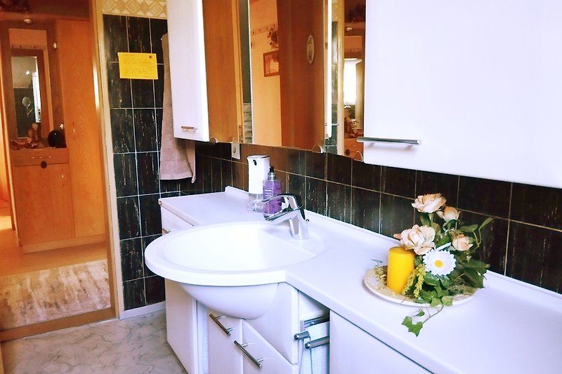 Gemütliches Badezimmer mit lila Akzenten und stilvollem Design.