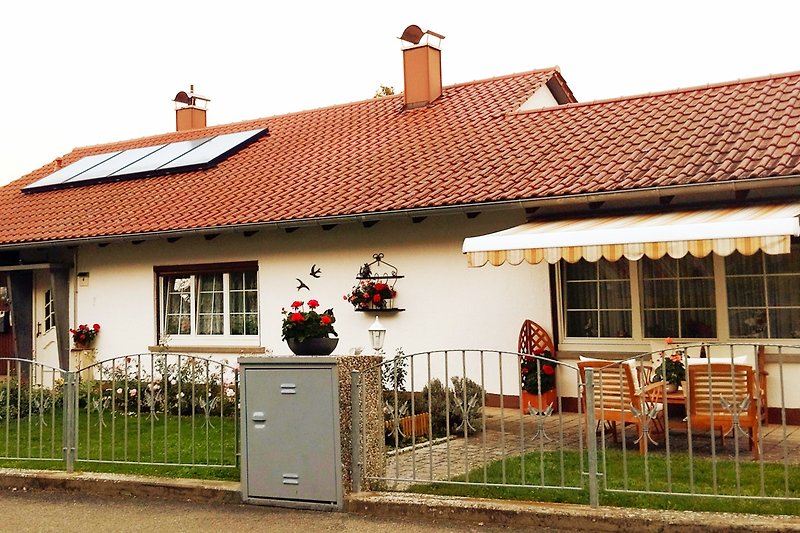 Gemütliches Ferienhaus mit grüner Landschaft und schöner Architektur.