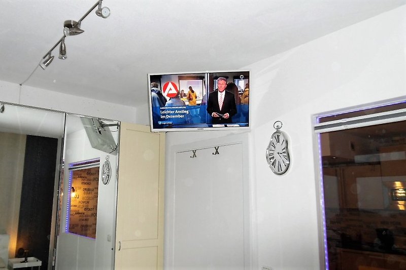 Schlafzimmer mit Flat-TV und Spiegelschrank