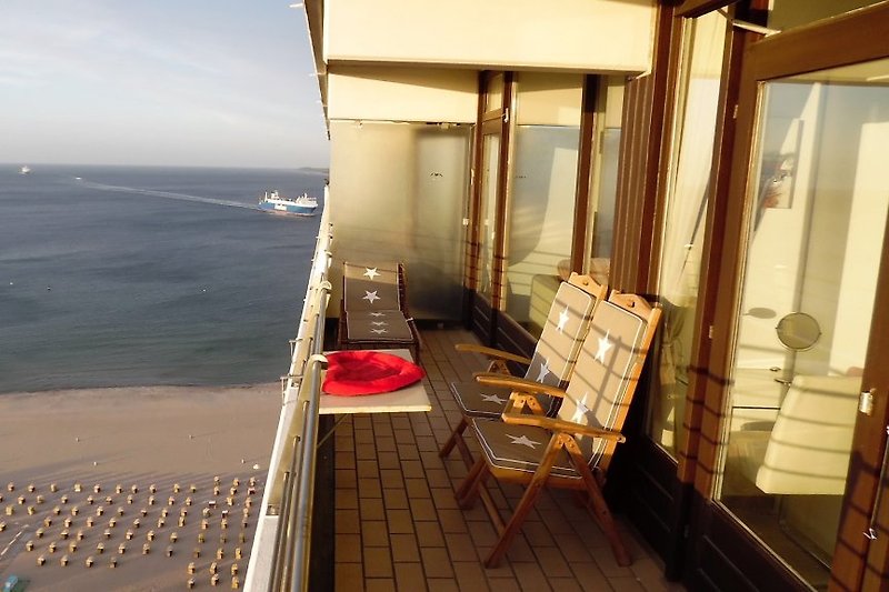 Balkon zum Relaxen und Schiffe beobachten