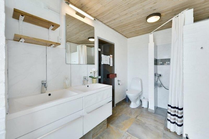 2. Bad mit Zugang zur Sauna, Dusche/WC