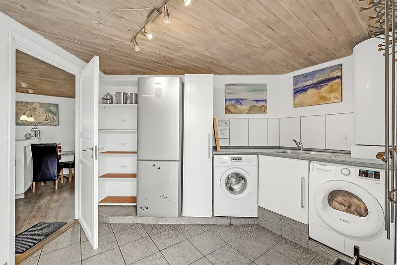 Waschmaschine, Trockner und ein extra  Kühlschrank mit 3 Gefrierschüben, Eine extra Spüle