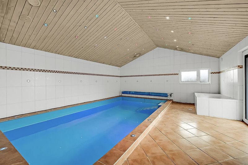 70 m2 Wellnessbereich, Treppe in den Pool