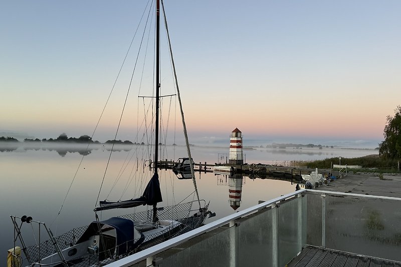 Willkommen auf Ihrer Terrasse -Abendstimmung am Wasser Sonnenuntergang.