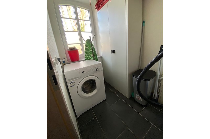 Hauswirtschaftsraum mit Waschmaschine/Trockner
