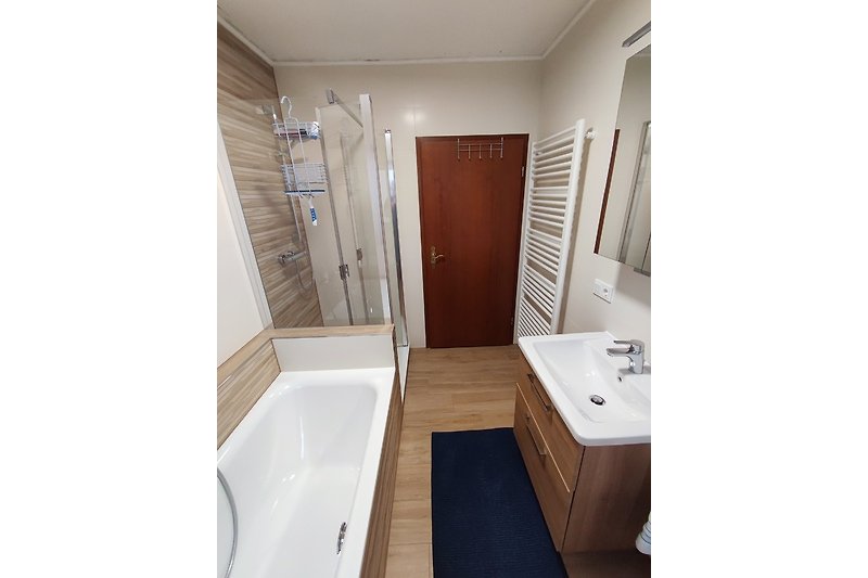 modernes Badezimmer mit Badewanne & Dusche