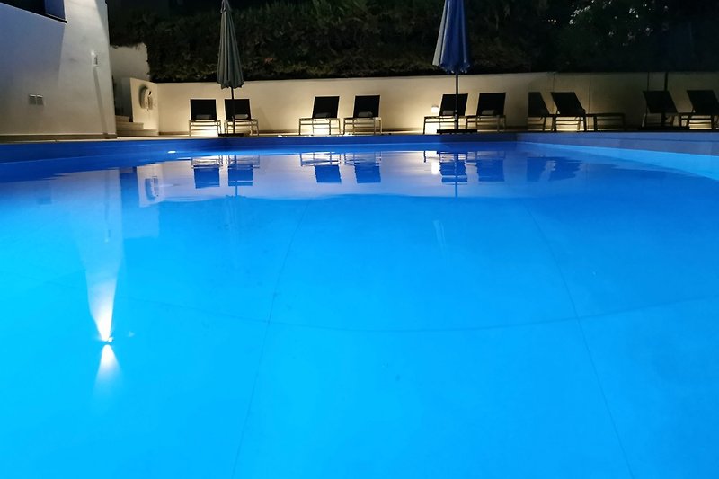 Poolbereich am Abend