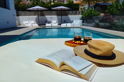Villa White Flamingo
