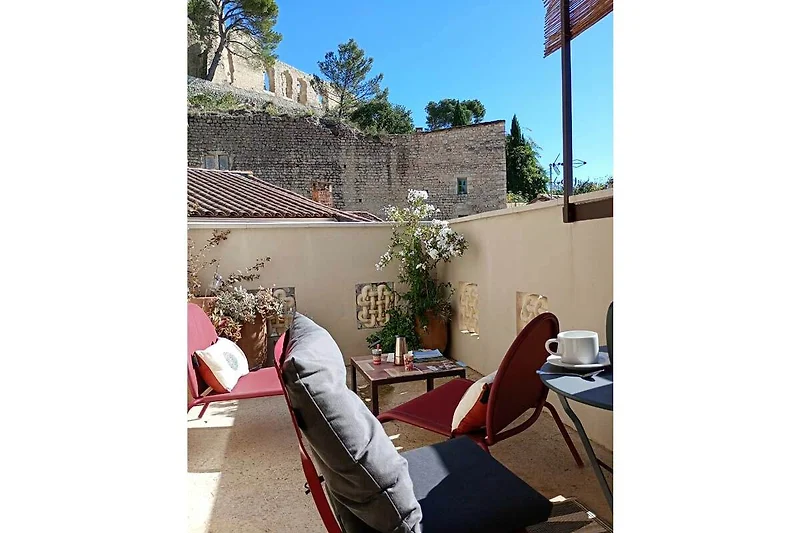 Die Terrasse mit Pergola, ein kleiner privilegierter Ort für entspannende Momente