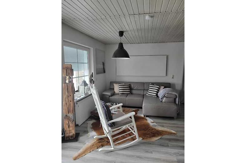 Wohnzimmer mit gemütlicher Couch und Holzmöbeln.