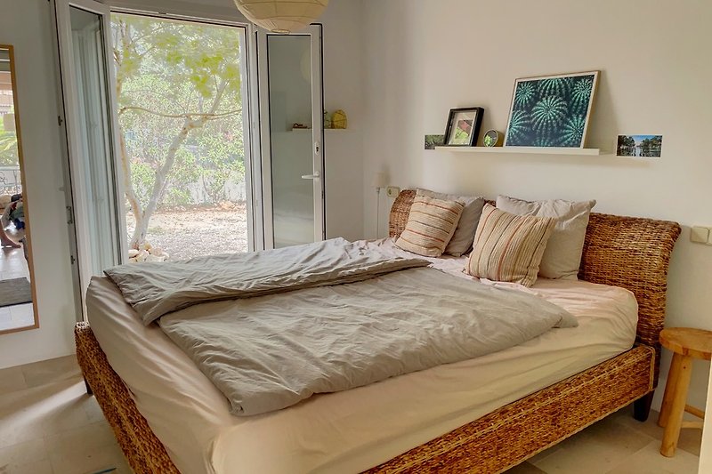Schlafzimmer mit bequemem Bett (180 cm)