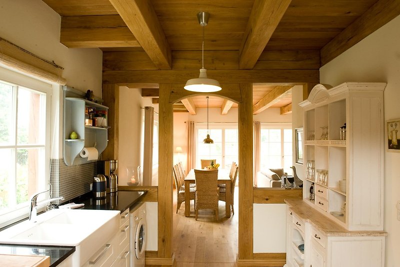 Küche mit stilvoller Einrichtung und Holzboden.