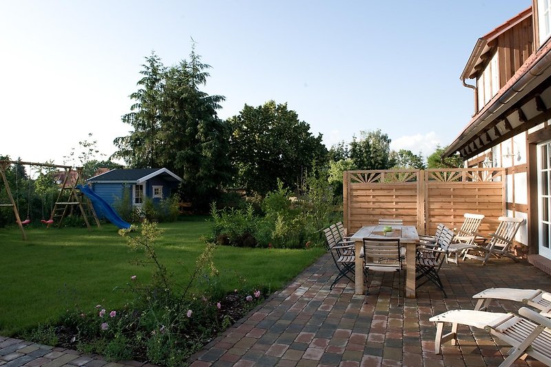 Terrasse mit Garten, Saunen und Gartenmöbeln
