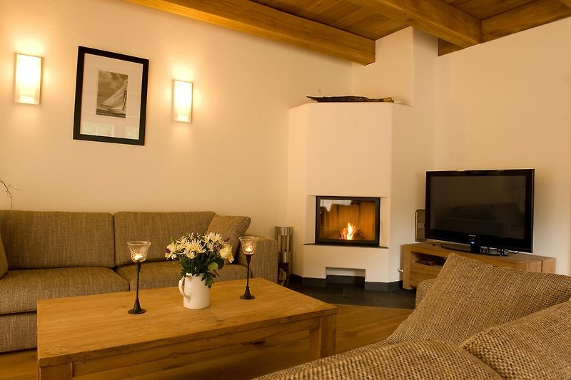 Gemütliches Wohnzimmer mit stilvoller Einrichtung und Kamin