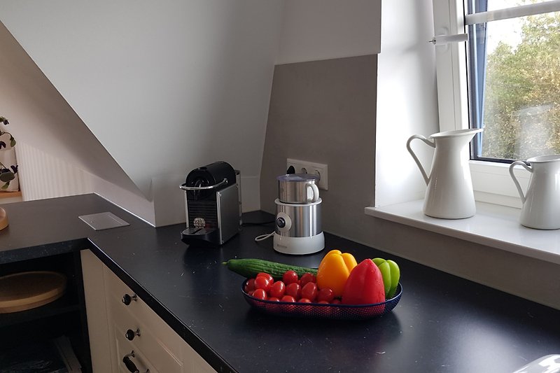 Moderne Küche mit Kapsel-Kaffeemaschine + Milchaufschäumer