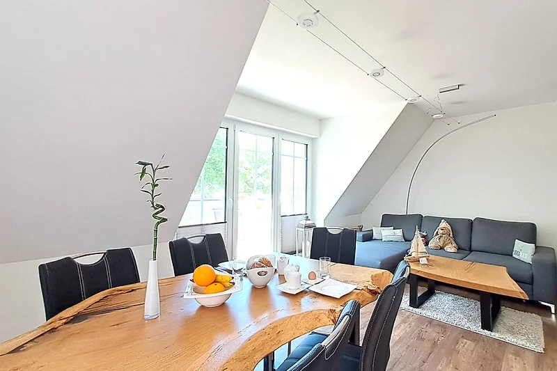 Ruime woon- en eetkamer met keuken
