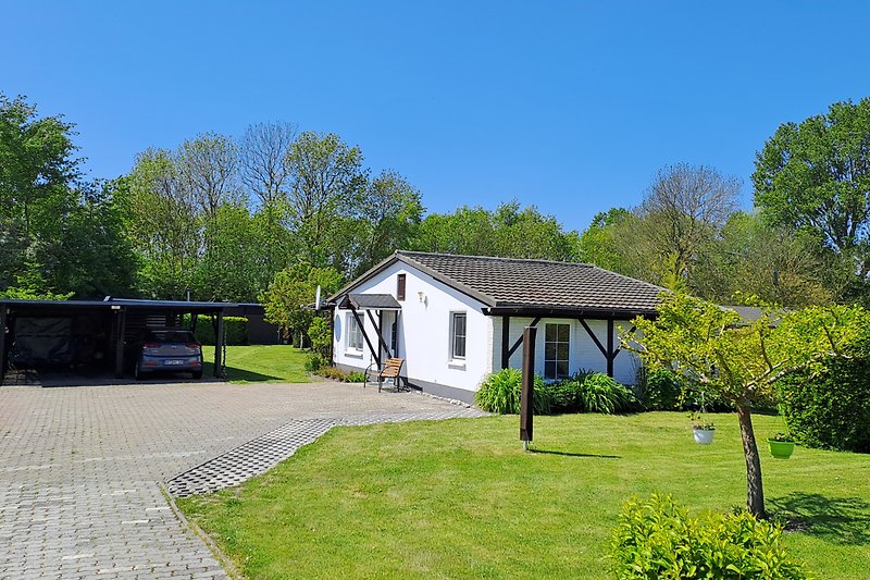 Außenansicht mit Parkplatz vor dem Haus