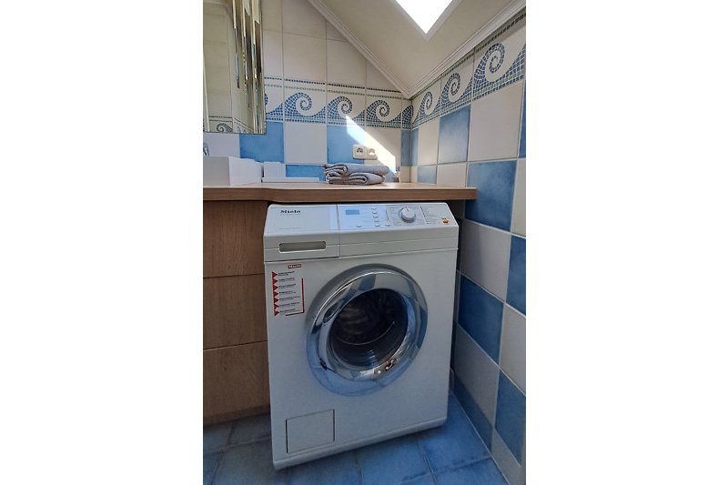 Badezimmer II mit ebenerdiger Dusche und Waschmaschine
