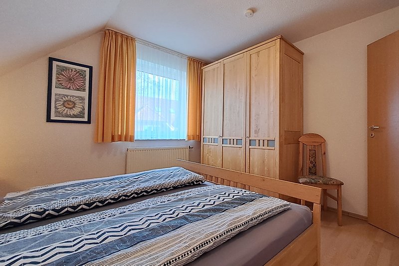Schlafzimmer II mit Doppelbett und Kleiderschrank