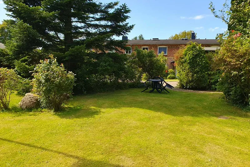 Großer Garten mit Sitz- und Grillmöglichkeiten
