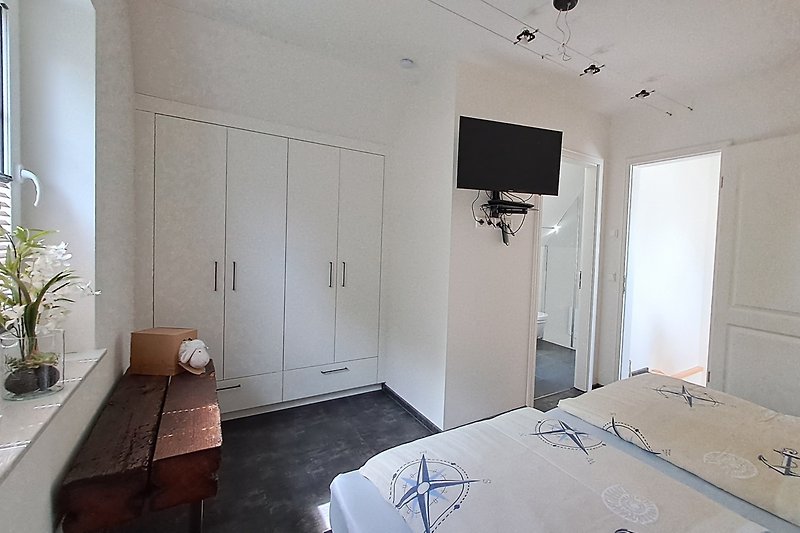 Schlafzimmer II im DG mit Doppelbett, Kleiderschrank und TV