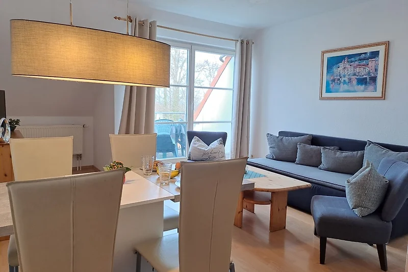 Woon- en eetgedeelte met toegang tot het balkon.