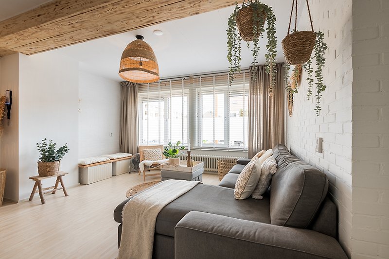 Prachtige woonkamer met comfortabele meubels en stijlvolle verlichting.