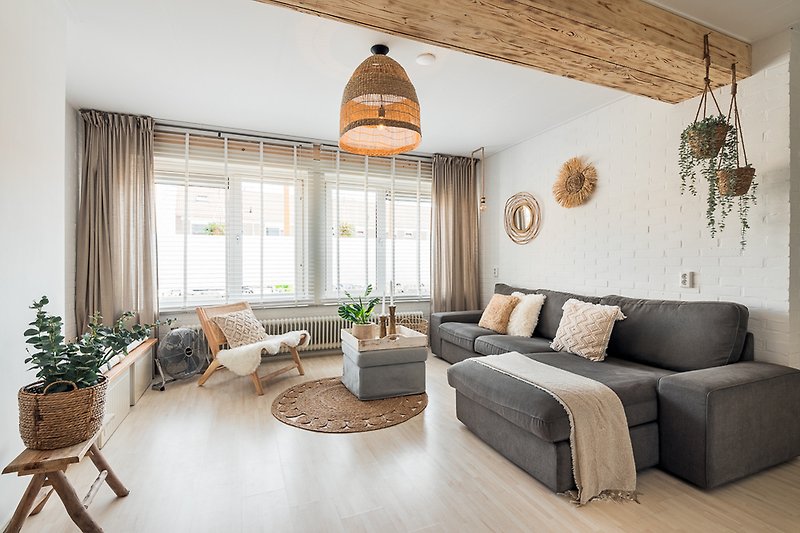 Mooie woonkamer met comfortabele meubels en stijlvolle verlichting.