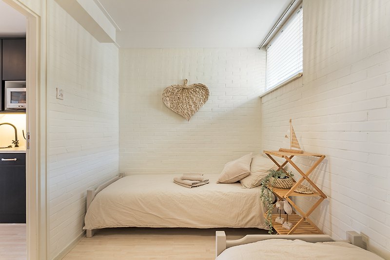 Mooie slaapkamer met comfortabel bed en stijlvolle decoratie.